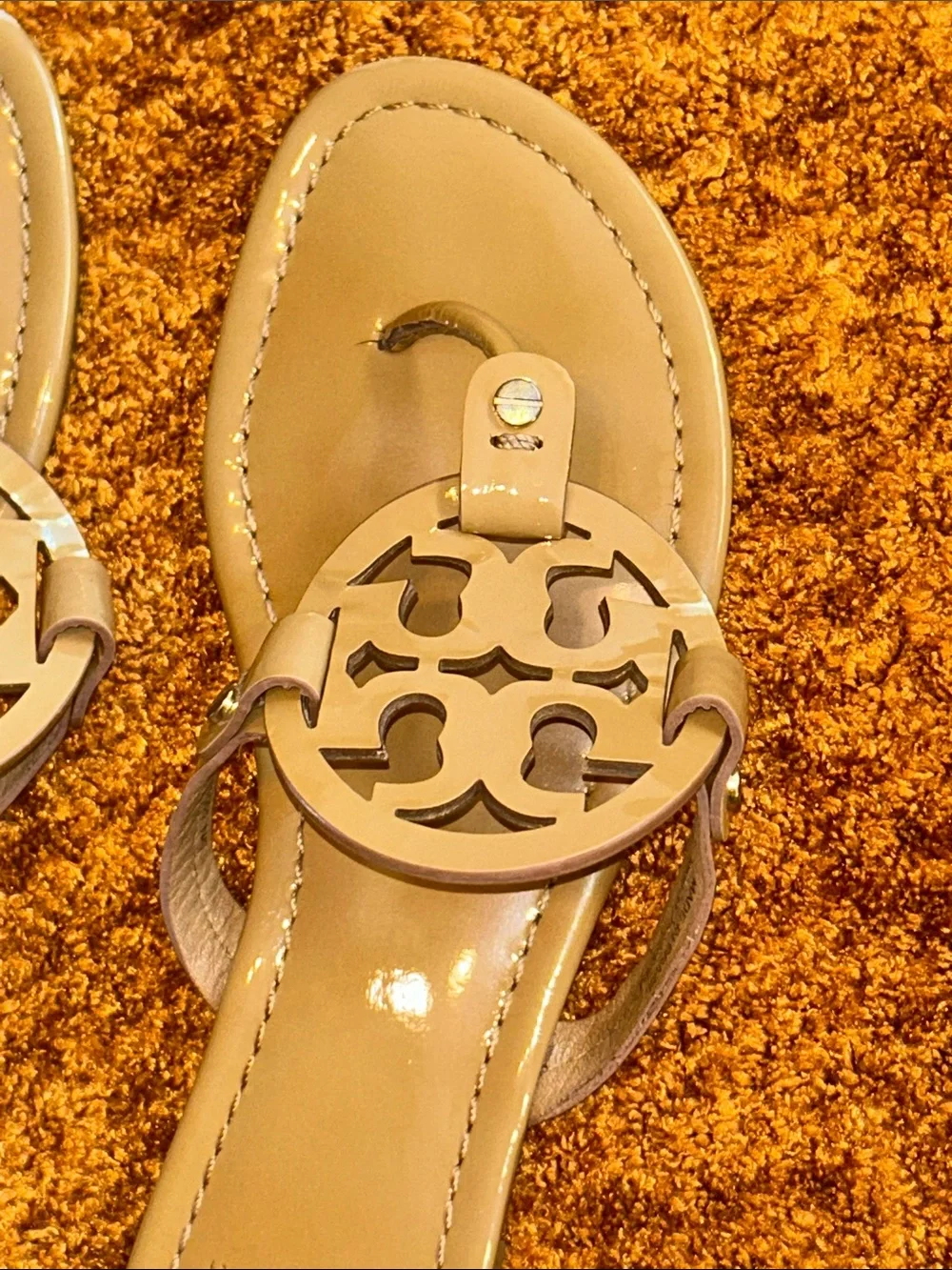 Tory Burch Patent Leather Logo Thong Sandals in Beige